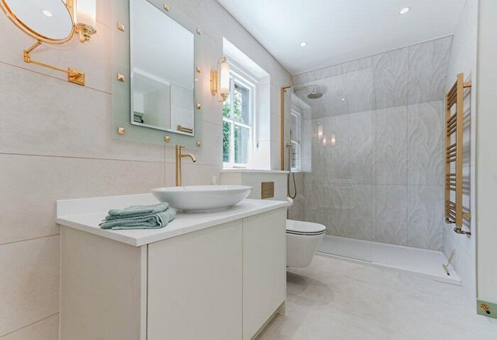 1 Bedroom Flat To Rent In Hedgerley Lane, Gerrards Cross, Buckinghamshire, SL9