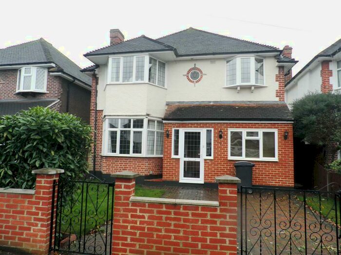 4 Bedroom Detached House To Rent In The Glebe, Worcester Park, KT4