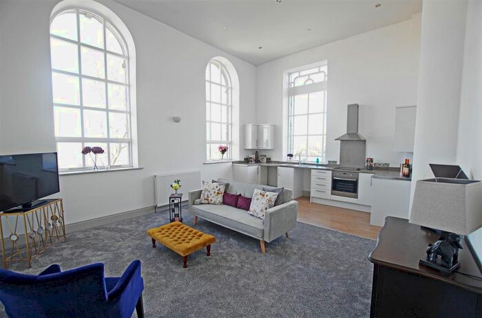 2 Bedroom Flat To Rent In Stainland Road, Stainland, Halifax, HX4