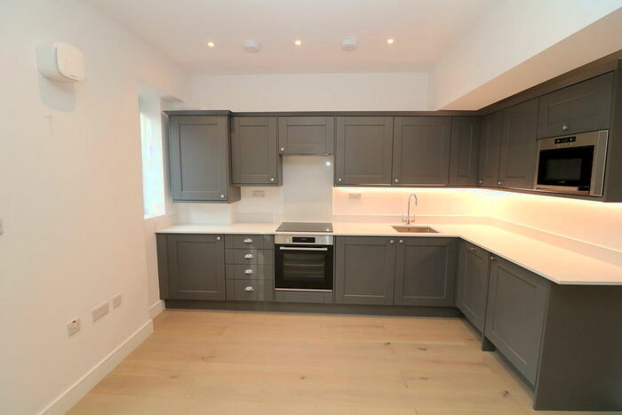 Ground Flat To Rent In Station Road, Dorking, RH4