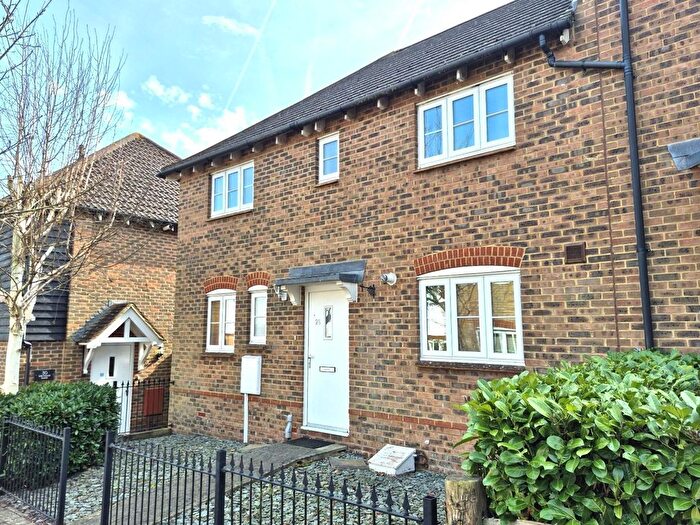 3 Bedroom Semi-Detached House To Rent In Greyhound Chase, Ashford, TN23