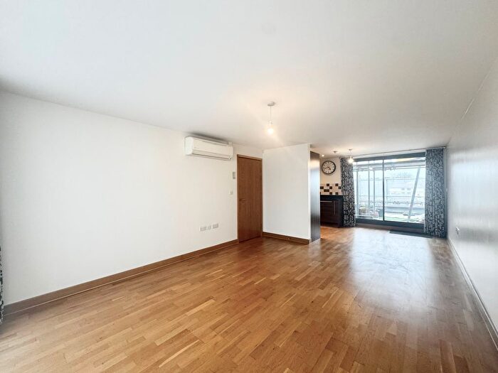 2 Bedroom Flat To Rent In Rothesay Avenue, Raynes Park, SW20