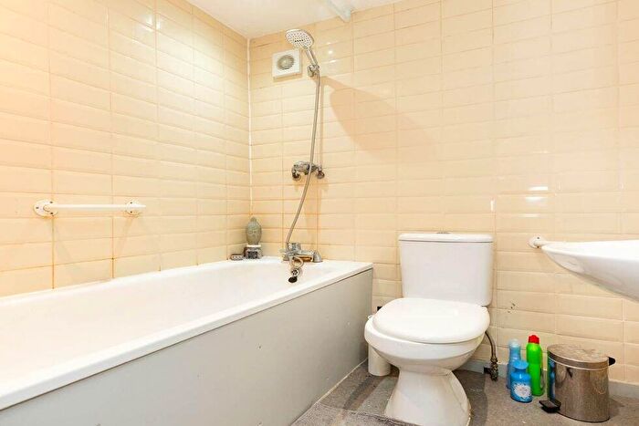 6 Bedroom Flat To Rent In Parolles Road, Archway, N19