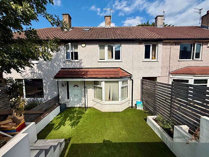 4 Bedroom Town House For Sale In Sandfield Road, Thorpe Edge, Bradford, BD10