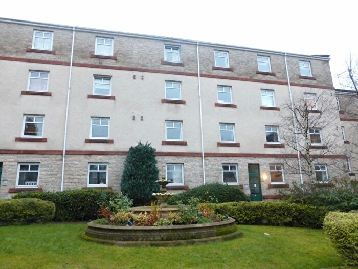 2 Bedroom Flat To Rent In Sinclair Close, Slateford, Edinburgh, EH11