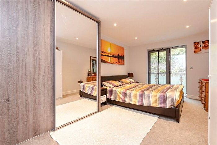 2 Bedroom Flat For Sale In Croydon Road, Caterham, Surrey, CR3