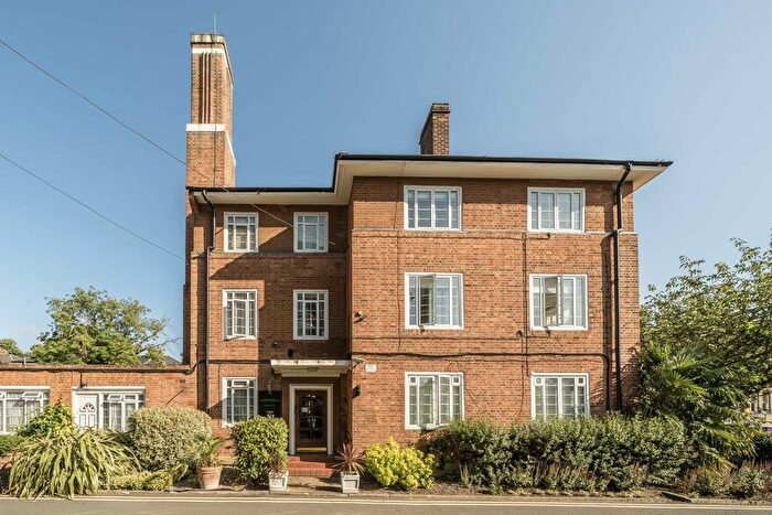 3 Bedroom Flat To Rent In Watchfield Court, Chiswick, W4