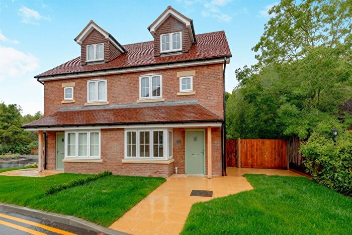 3 Bedroom Semi Detached House For Sale In Springfield Close, Salfords, Redhill, RH1