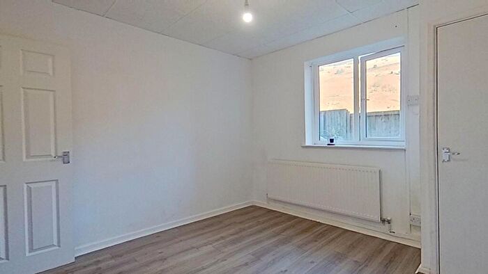 1 Bedroom Flat For Sale In Flat East Court, East Road, Tylerstown, Ferndale, Mid Glamorgan, CF43