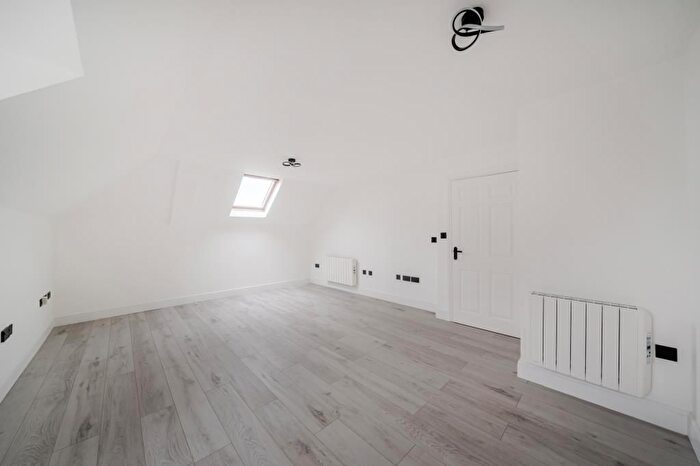 2 Bedroom Flat For Sale In Floyer Close, Richmond, TW10