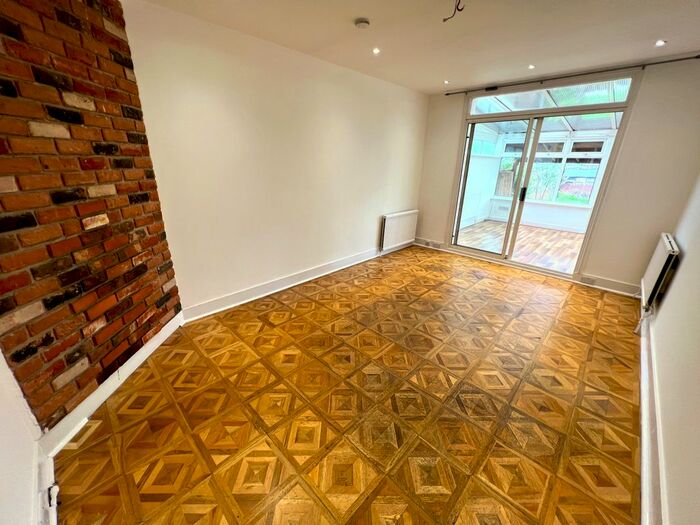 5 Bedroom Semi-Detached House To Rent In New Road, Chingford, E4