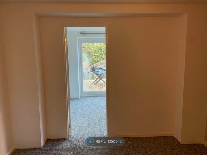 3 Bedroom Maisonette To Rent In Lyndhurst Road, Tilehurst, Reading, RG30