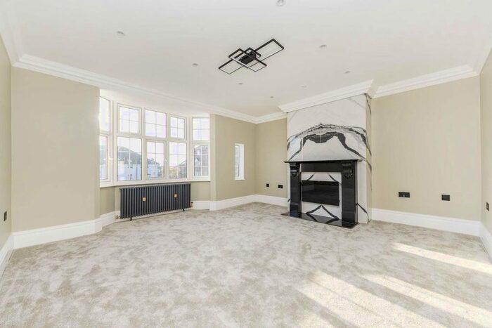 3 Bedroom Flat To Rent In Holders Hill Road, London, NW4