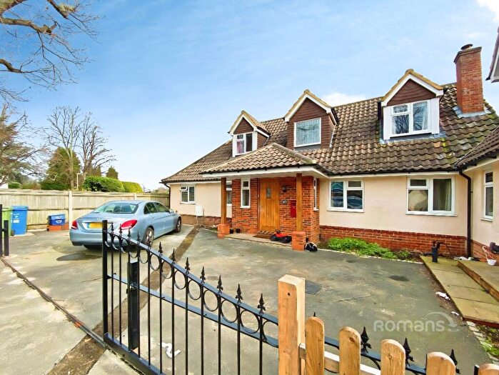 4 Bedroom Semi-Detached House To Rent In St. Johns Road, Farnborough, GU14