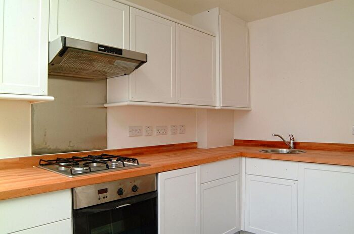 Maisonette To Rent In Henriques Street, Aldgate, London, E1