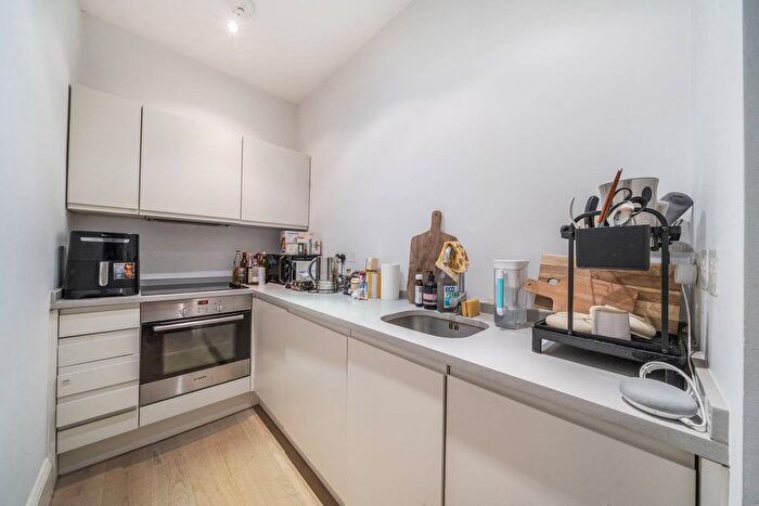 1 Bedroom Flat To Rent In Battersea Bridge Road, Battersea, London, SW11