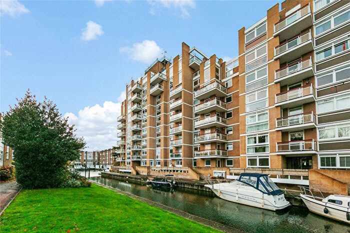 3 Bedroom Flat For Sale In Thamespoint, Teddington, TW11