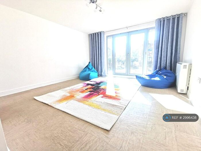2 Bedroom Flat To Rent In Kelvin Gate, Bracknell, RG12