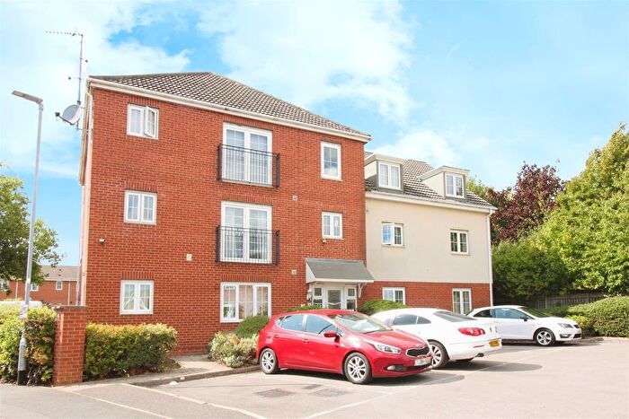 2 Bedroom Flat For Sale In The Oaks, Leeds, LS10