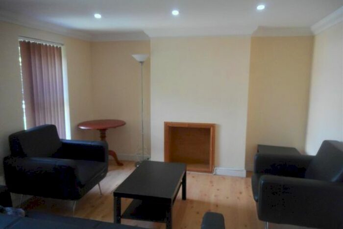 3 Bedroom Flat To Rent In Richmond Road, Cathays, Cardiff, CF24
