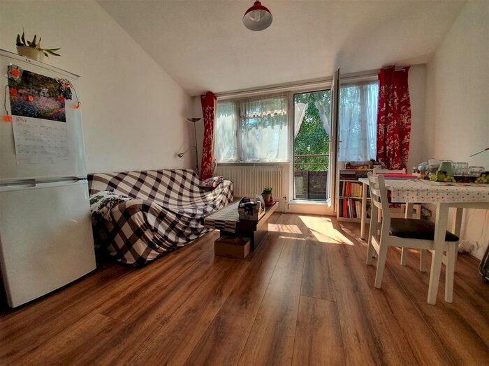 1 Bedroom Flat To Rent In Whitehall Road, Uxbridge, UB8