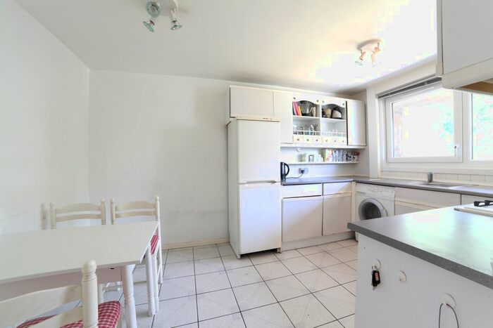 4 Bedroom Maisonette To Rent In Sandalwood Close, London, E1