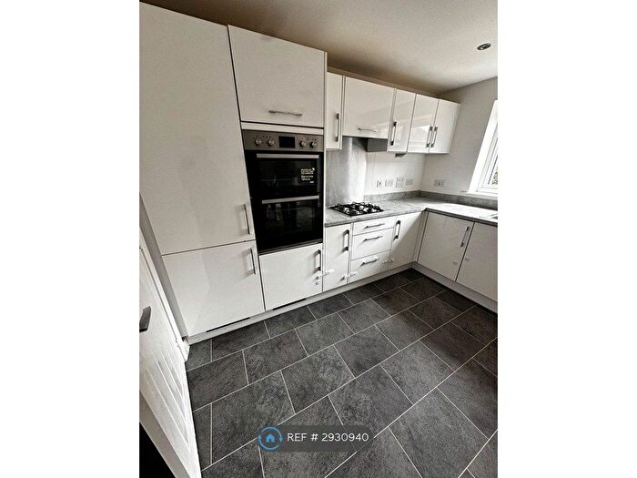 4 Bedroom Semi-Detached House To Rent In Chestnut Close, London, SE6