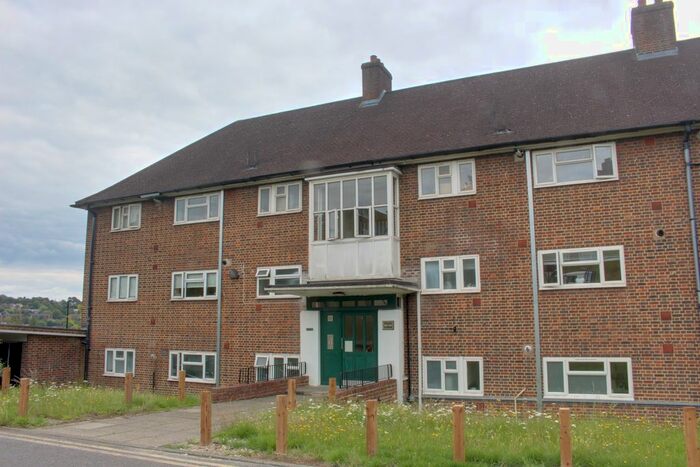 2 Bedroom Flat To Rent In Kingsdown Avenue, South Croydon, CR2
