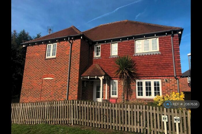 1 Bedroom Flat To Rent In Willow Close, Harrietsham, Maidstone, ME17