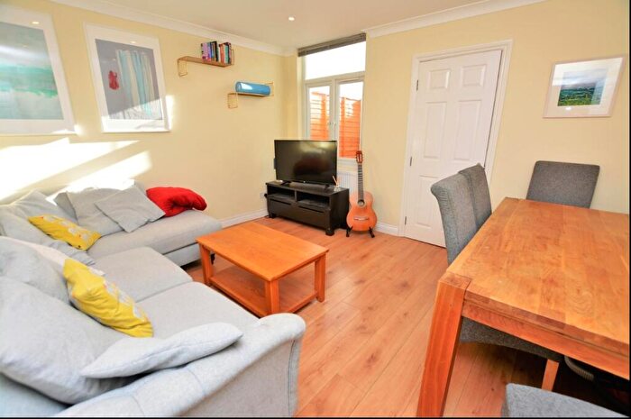 2 Bedroom Flat To Rent In Pitcairn Road, Mitcham, CR4
