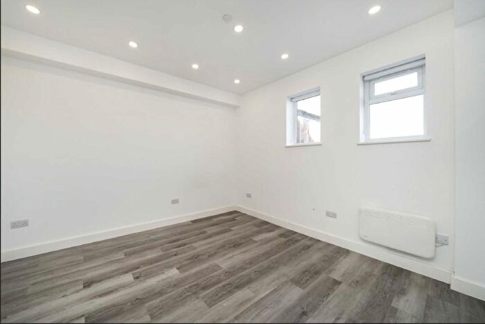 Studio To Rent In Stamford Hill, London, N16