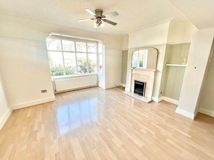 1 Bedroom Apartment To Rent In Leighton Avenue, Leigh-on-Sea, Essex, SS9