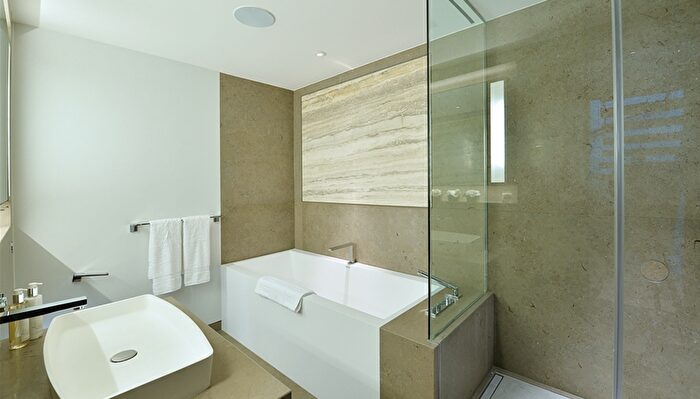 2 Bedroom Flat To Rent In Duke Street, London, W1K