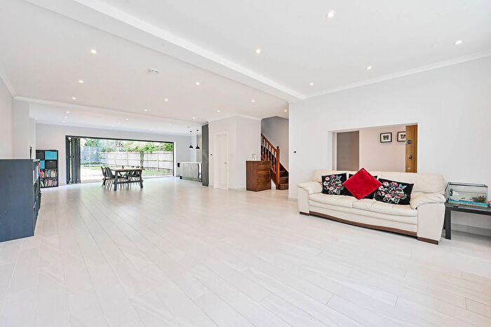 5 Bedroom Detached House For Sale In The Beeches, Perivale, Greenford, UB6