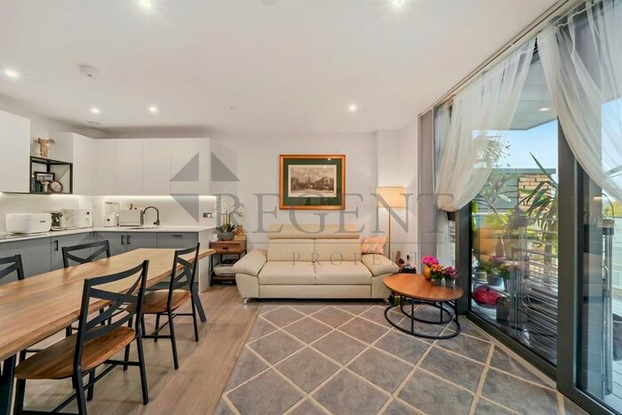 2 Bedroom Flat To Rent In Willowbrook House, Coster Avenue, N4