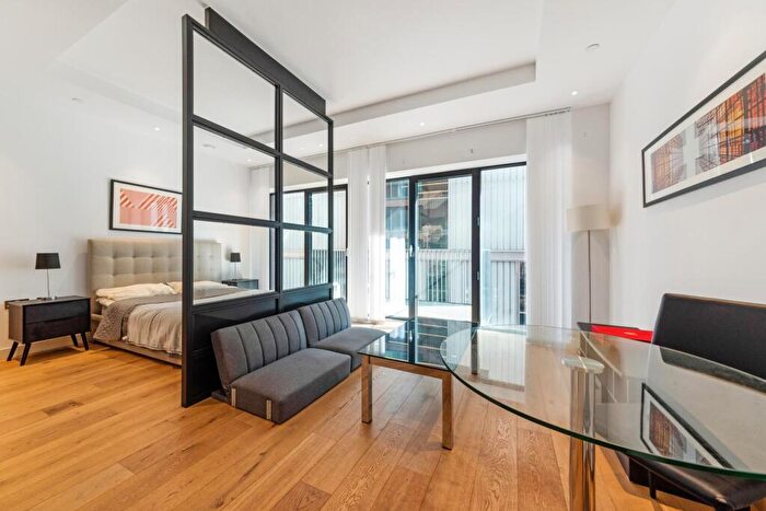 Apartment To Rent In Modena House, London City Island, London, E14