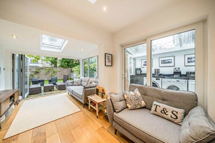 2 Bedroom Flat For Sale In Plympton Road, Brondesbury Park, NW6