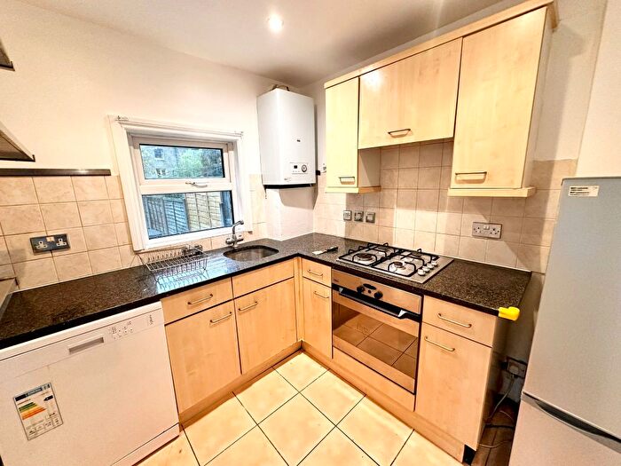 3 Bedroom Flat To Rent In Bellefields Road, London, SW9
