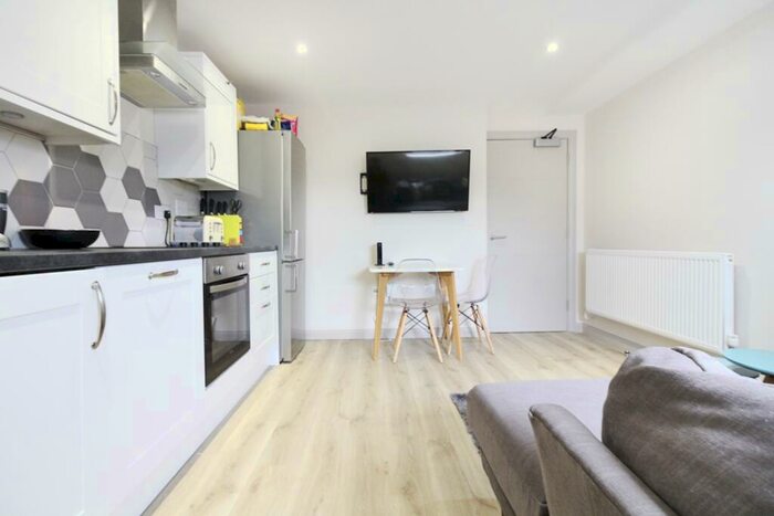 2 Bedroom Flat To Rent In Corner House, Cathays, CF24