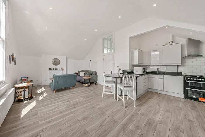 2 Bedroom Flat To Rent In Compayne Gardens, South Hampstead, NW6