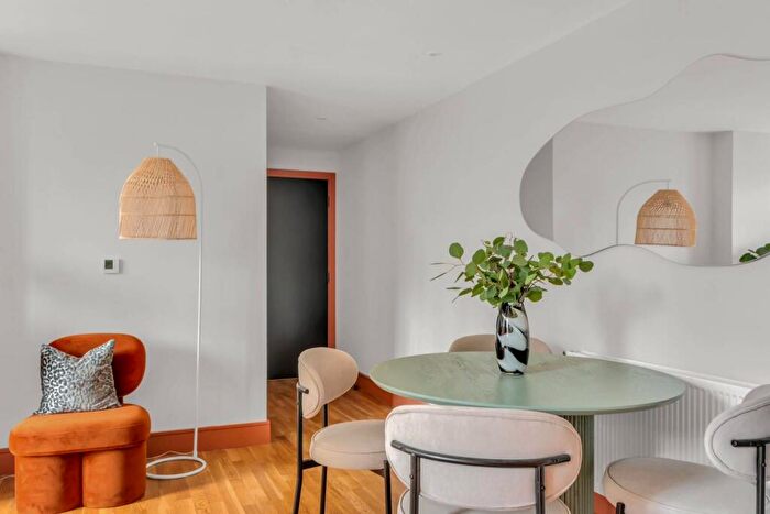 2 Bedroom Flat For Sale In Keymer Place, Tower Hamlets, London, E14