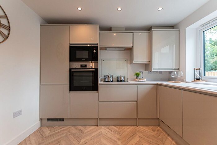 3 Bedroom Semi-Detached House For Sale In Siren Close, Birchwood, WA3 - Photo 4