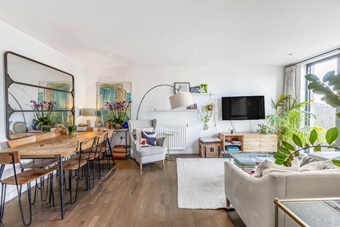 3 Bedroom Flat For Sale In Gibbs Lane, Hackney, E2