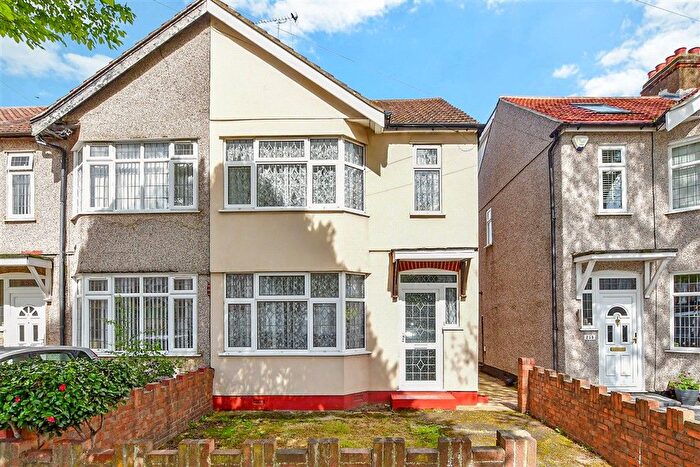 3 Bedroom End Of Terrace House For Sale In Upminster Road South, Rainham, Essex, RM13