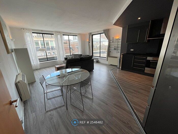 2 Bedroom Flat To Rent In South Parade, Leeds, LS1