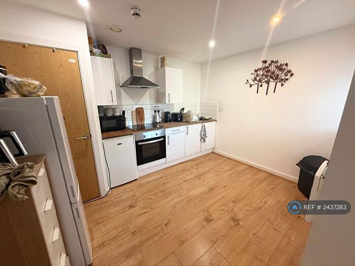 2 Bedroom Flat To Rent In Rivermill Court, Leeds, LS5