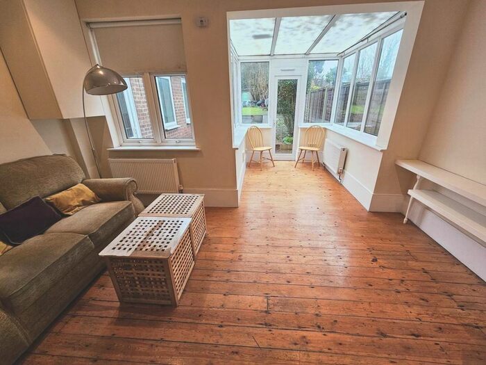 1 Bedroom Flat To Rent In Hale Lane, Mill Hill, NW7