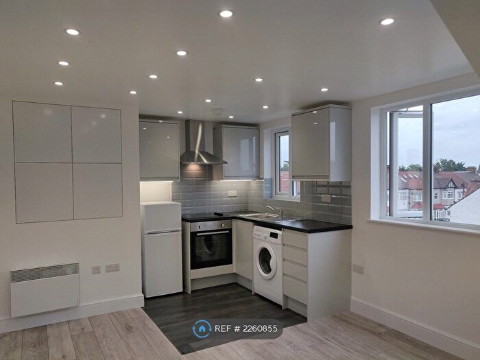 1 Bedroom Flat To Rent In Cranbrook Road, Ilford, IG2