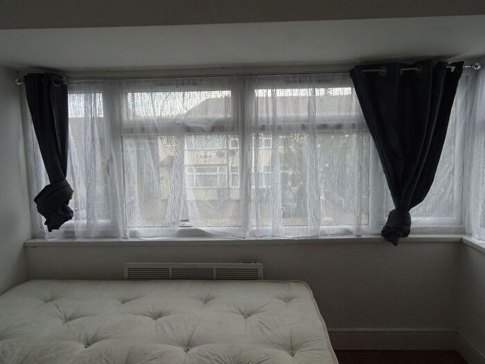 3 Bedroom Flat To Rent In Flat, Marlborough Road, Southall, UB2
