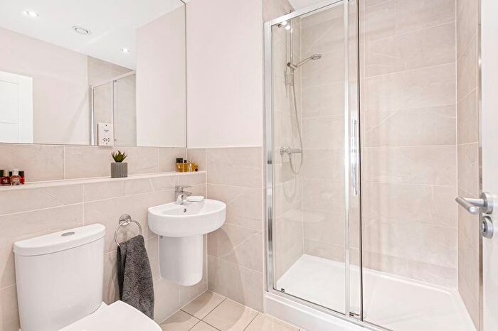 2 Bedroom Flat For Sale In Mead Lane, Hertford, SG13